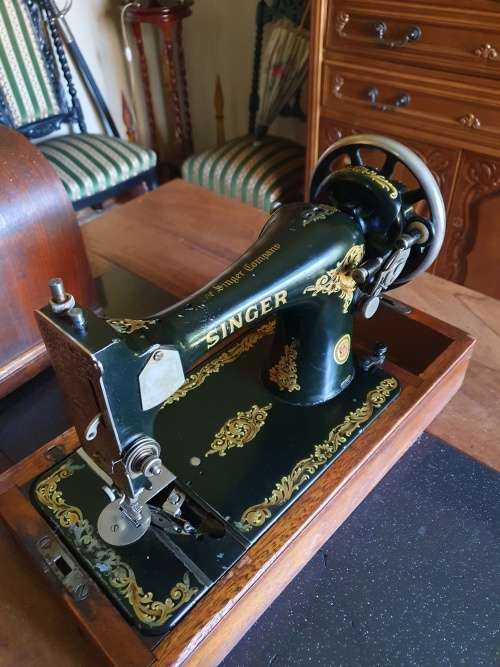 Beautiful Vintage Singer Sewing Machine