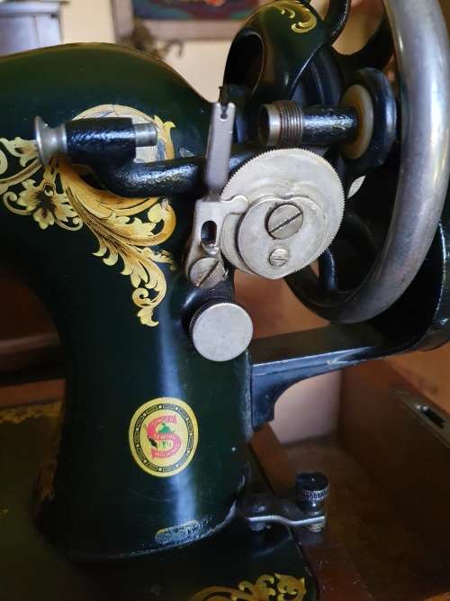 Beautiful Vintage Singer Sewing Machine
