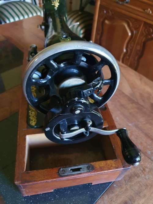 Beautiful Vintage Singer Sewing Machine
