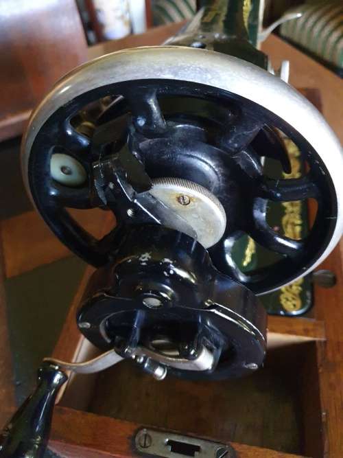 Beautiful Vintage Singer Sewing Machine