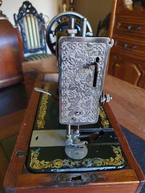 Beautiful Vintage Singer Sewing Machine