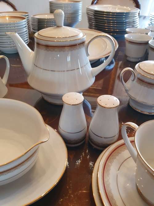Absolutely Stunning Philippines Noritake Doral Maroon 2992. Full 12 Place Setting Plus Full Tea Set