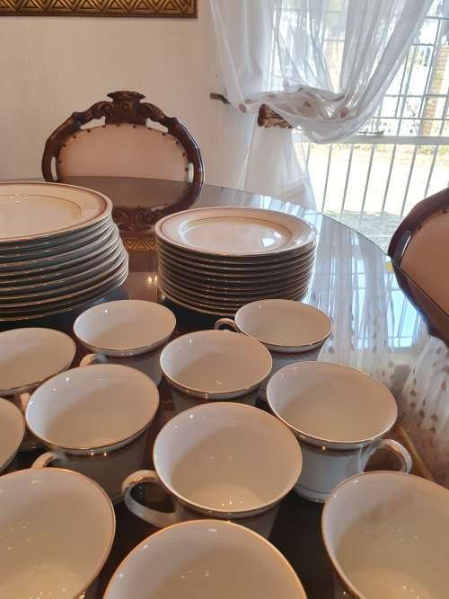 Absolutely Stunning Philippines Noritake Doral Maroon 2992. Full 12 Place Setting Plus Full Tea Set