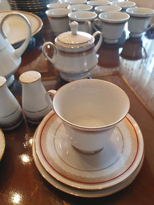 Absolutely Stunning Philippines Noritake Doral Maroon 2992. Full 12 Place Setting Plus Full Tea Set