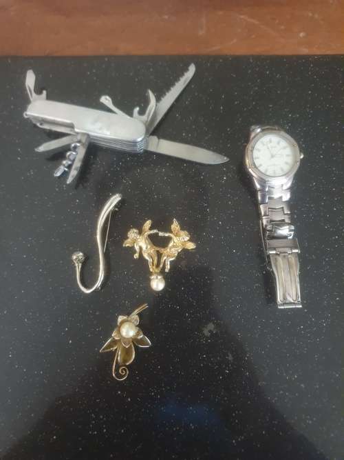 Vintage Jewellery Brooches plus Pocket Knife & Seiko Mens Wrist Watch