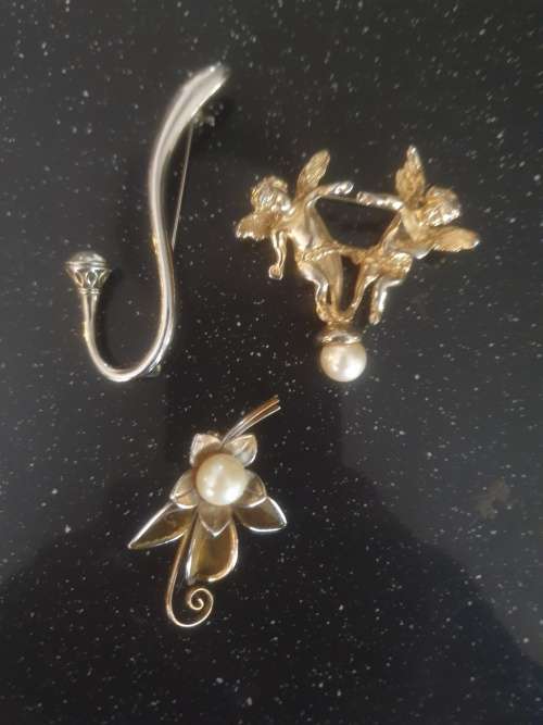 Vintage Jewellery Brooches plus Pocket Knife & Seiko Mens Wrist Watch