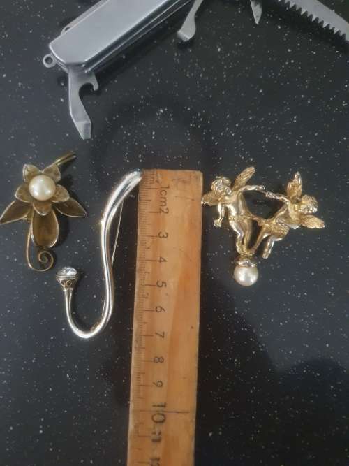 Vintage Jewellery Brooches plus Pocket Knife & Seiko Mens Wrist Watch