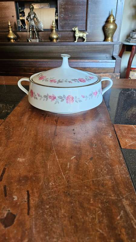`RESERVED FOR YUONGDJERM` Noritake Carmin lidded Dish
