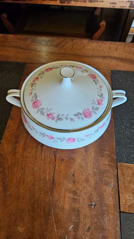 `RESERVED FOR YUONGDJERM` Noritake Carmin lidded Dish