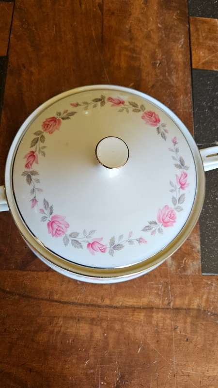`RESERVED FOR YUONGDJERM` Noritake Carmin lidded Dish