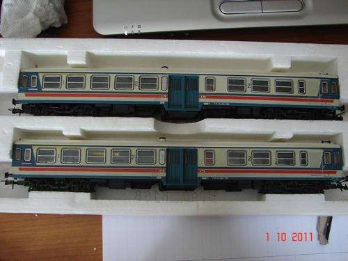 Lima HO - ist and second class with integrated electrical unit - in great condition - steel wheels