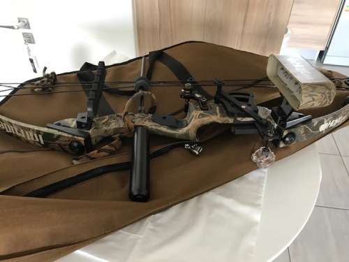 2 x Compound bows (Hoyt & PSE) and accessories
