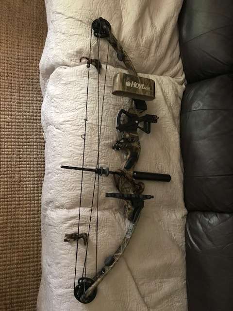 2 x Compound bows (Hoyt & PSE) and accessories
