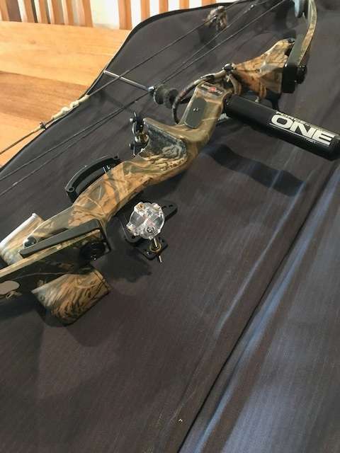 2 x Compound bows (Hoyt & PSE) and accessories