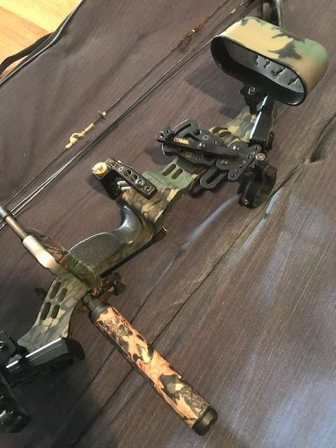 2 x Compound bows (Hoyt & PSE) and accessories