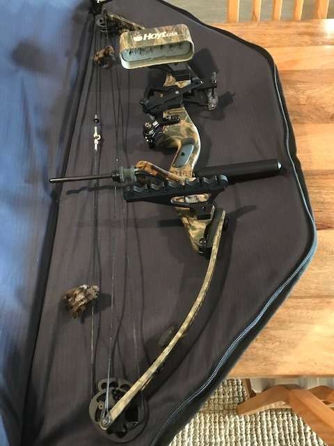2 x Compound bows (Hoyt & PSE) and accessories