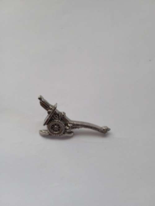 25 Pounder Gun pin badge