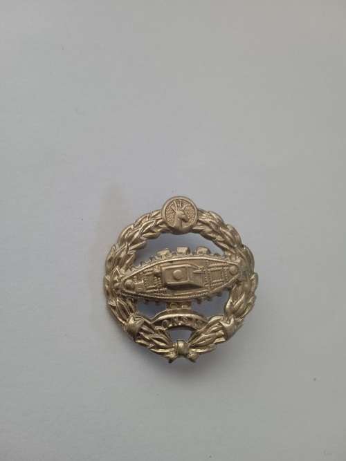 SA Tank corps badge one lug missing