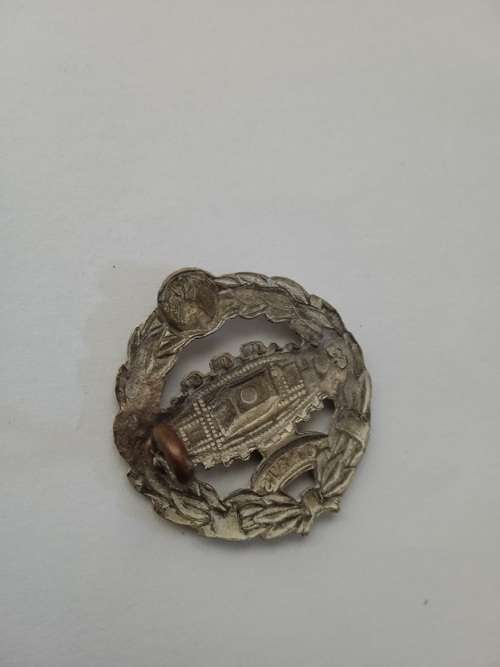 SA Tank corps badge one lug missing