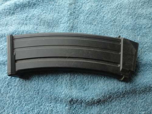 R4 / R5 MAGAZINE - PLASTIC TYPE - GOOD CONDITION