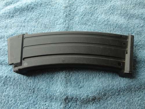 R4 / R5 MAGAZINE - PLASTIC TYPE - GOOD CONDITION