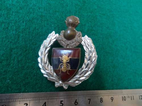 SA ENGINEERS 1 CONSTRUCTION REGT . CAP BADGE - POSTS INTACT