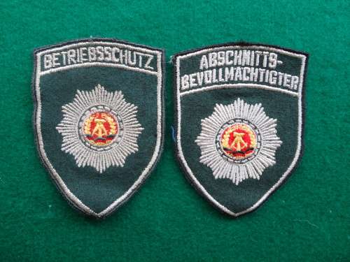 EAST GERMAN BELT BUCKLE & TWO PATCHES