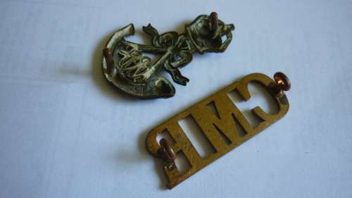 CAPE MOUNTED RIFLES CAP BADGE AND TITLE / WORN 1902-1913 / ALL LUGS INTACT