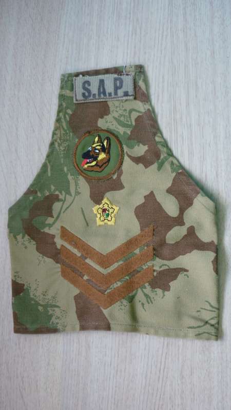 SAP DOG HANDLER BRASSARD SGT RANK - ON CAMMO - COLOUR EMBROIDERED QUALIFICATION BADGE