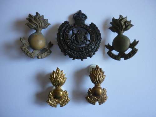 WORLD WAR TWO ISSUE SA ENGINEERS CAP AND BOTH COLLAR VARIENT PAIRS - - SOLD AS A LOT