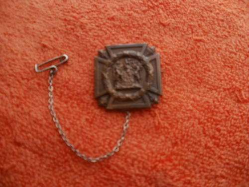 NEXT OF KIN BROOCH - SOUTH AFRICAN ISSUE .