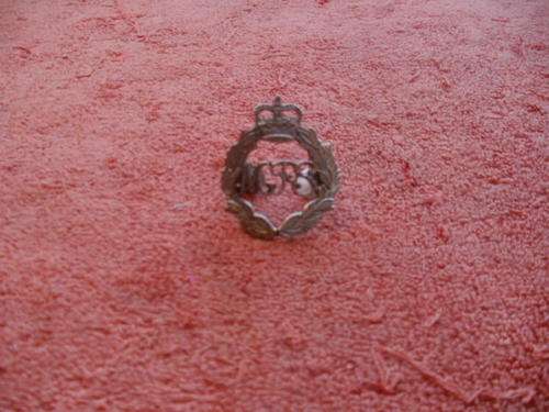 MAURITIUS POLICE WHITE METAL Q/C CAP BADGE