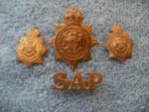 SOUTH AFRICAN POLICE K/C CAP 2 COLLARS & LUGGED TITLE ( ALL PINS AND LUGS INTACT )