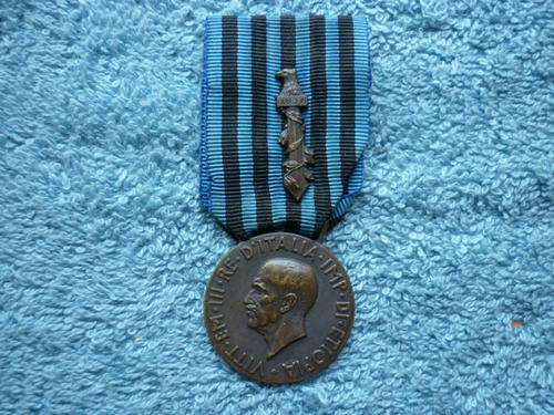 ITALIAN AFRICA ORIENTALE MEDAL - WITH COMBAT TROOPS SWORD DEVICE
