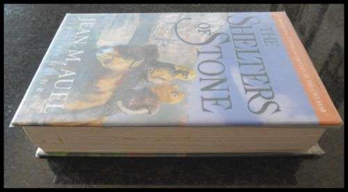 The Shelter`s of Stone - JEAN M. AUEL - Earth`s Children - CROWN Publishers - First US Edition