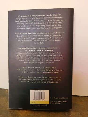 KATHY REICHS - BARE BONES - Large First Edition Softcover - HEINEMANN - 2003 VG+ Condition.