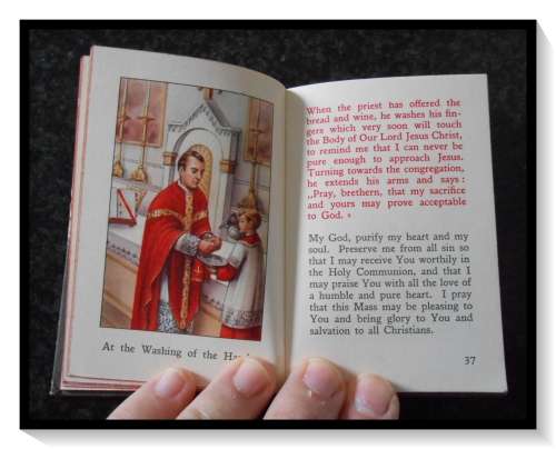 COMMUNION BOOK FOR CHILDREN - Small Vintage Hardcover - Brepols Catholic Press - Turnhout: Belgium*