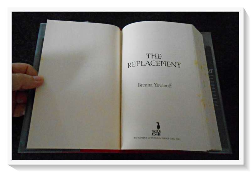 The Replacement by BRENNA YOVANOFF - 2010 - RAZORBILL Press - First US Edition - Cond. B+