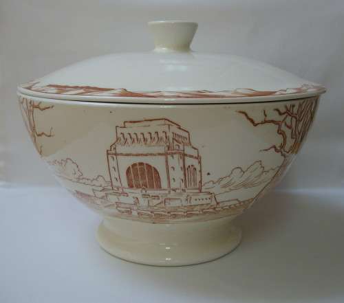 VINTAGE DE SPHINX MAASTRICHT 'VOORTREKKEREEUFEES' 1838-1938 COMMEMORATIVE SERVING TUREEN & LID