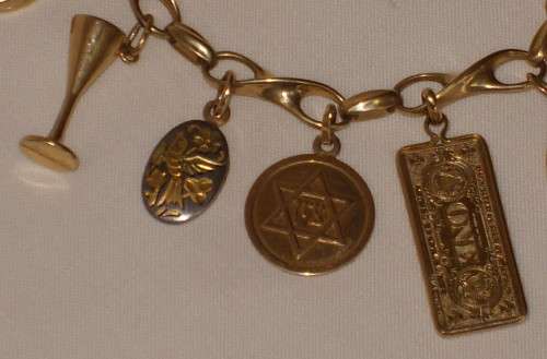 VINTAGE ITALIAN 9ct GOLD BRACELET & NINETEEN CHARMS c1980's
