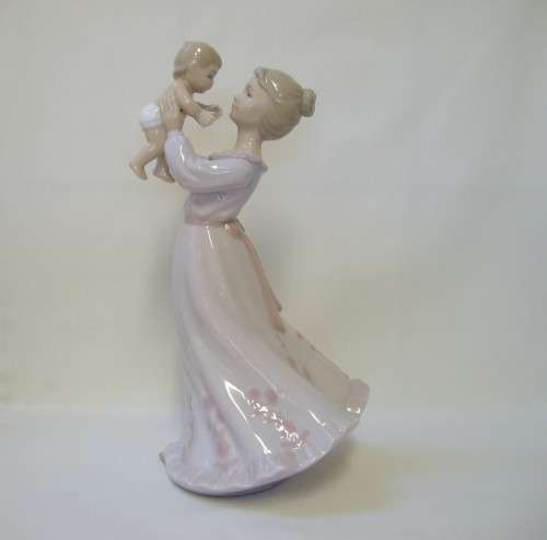 THE LEONARDO COLLECTION LLADRO-STYLE 24.5cm MOTHER & BABY FIGURINE