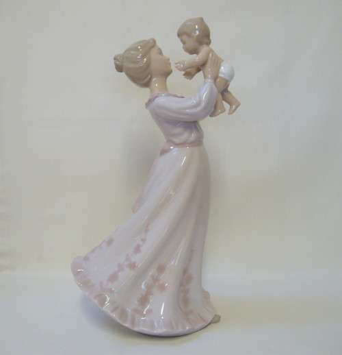 THE LEONARDO COLLECTION LLADRO-STYLE 24.5cm MOTHER & BABY FIGURINE