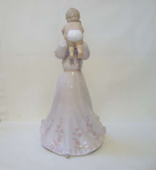 THE LEONARDO COLLECTION LLADRO-STYLE 24.5cm MOTHER & BABY FIGURINE