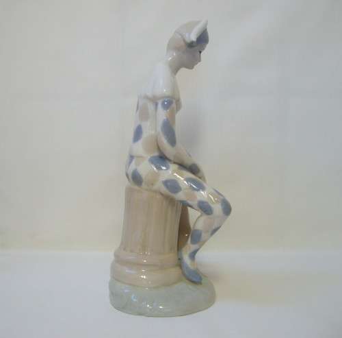 A TIVOLI ORIGINAL LLADRO-STYLE 21.5cm HARLEQUIN TROUBADOUR FIGURINE