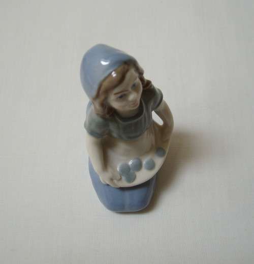 LLADRO-STYLE 8cm GIRL FIGURINE