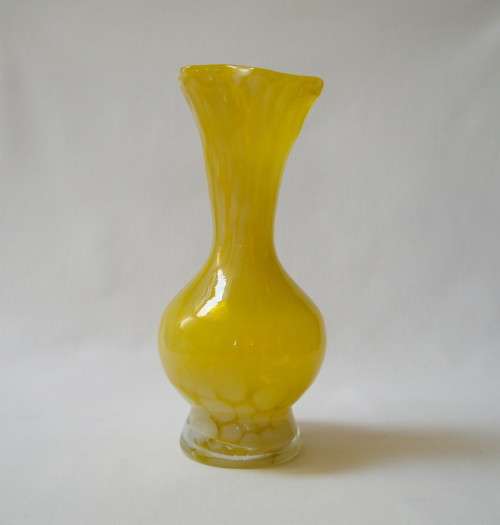 VINTAGE MOTTLED YELLOW & WHITE ART GLASS 14.5cm VASE