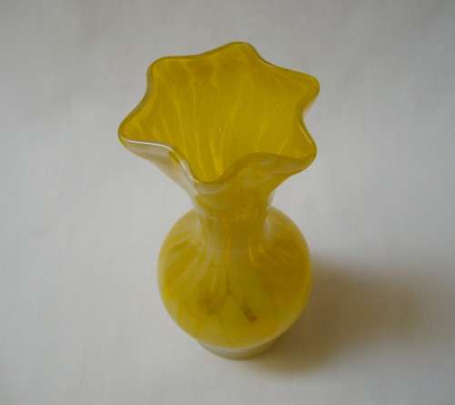VINTAGE MOTTLED YELLOW & WHITE ART GLASS 14.5cm VASE