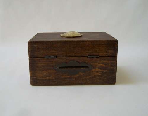 VINTAGE WOODEN SAVINGS MONEY BOX & KEY
