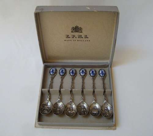 VINTAGE BOXED SET DUTCH SILVER-PLATED & DELFT SOUVENIR SPOONS
