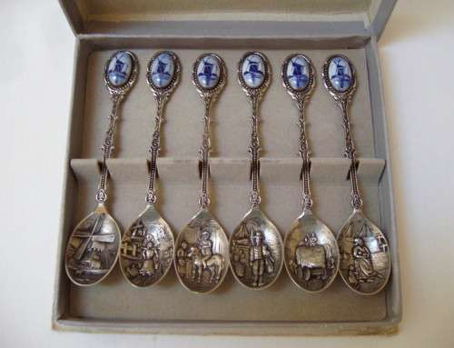 VINTAGE BOXED SET DUTCH SILVER-PLATED & DELFT SOUVENIR SPOONS